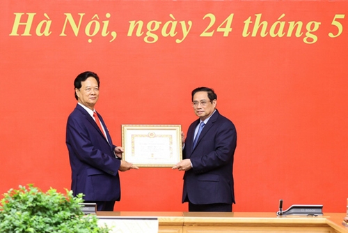 Trao Huy hiệu 55 năm tuổi Đảng tặng đồng chí Nguyễn Tấn Dũng