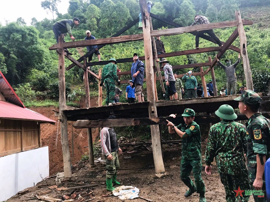 Bộ đội Biên phòng Sơn La giúp dân khắc phục hậu quả thiên tai