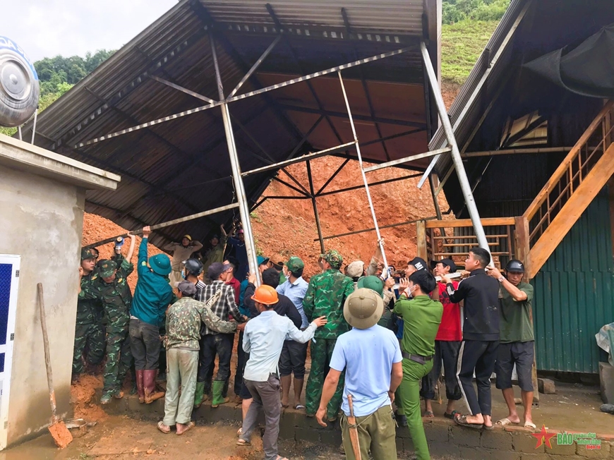 Bộ đội Biên phòng Sơn La giúp dân khắc phục hậu quả thiên tai