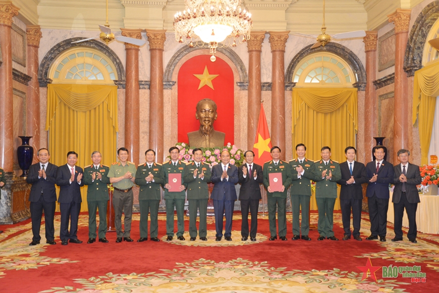 Trao quyết định thăng quân hàm từ Trung tướng lên Thượng tướng cho hai sĩ quan cao cấp trong quân đội