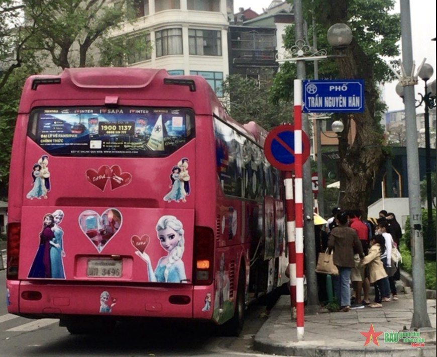 Kiểm tra hoạt động vận tải hành khách của xe ô tô biển kiểm soát nước ngoài