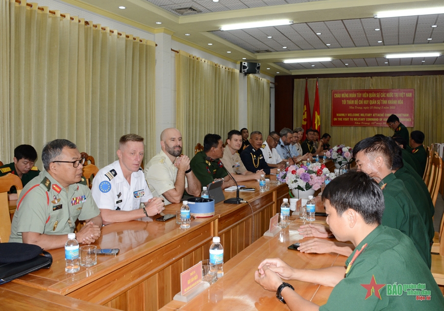 Đoàn tùy viên quân sự các nước thăm Bộ CHQS tỉnh Khánh Hòa