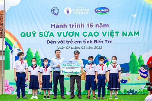 Quỹ sữa vươn cao Việt Nam và Vinamilk trao tặng 1,9 triệu ly sữa cho 21.000 trẻ em