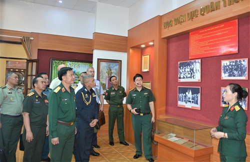Đoàn tùy viên quân sự các nước tại Việt Nam thăm Học viện Lục quân