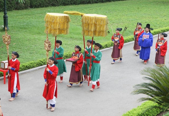 Ban quạt sử dụng nguồn năng lượng mặt trời và có động cơ vô cùng hiệu quả, giúp giảm thiểu được ô nhiễm môi trường. Hơn nữa, thiết kế sang trọng và đa dạng màu sắc của ban quạt chắc chắn sẽ làm hài lòng mọi khách hàng.