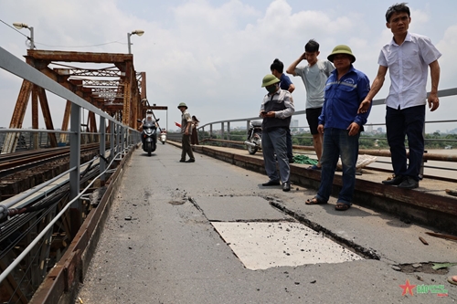 Lỗ thủng lớn trên mặt cầu Long Biên đã được xử lý