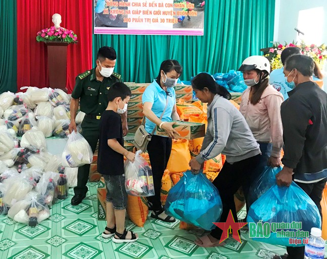 Trao 100 suất quà tặng gia đình đặc biệt khó khăn tại xã biên giới Krông Na