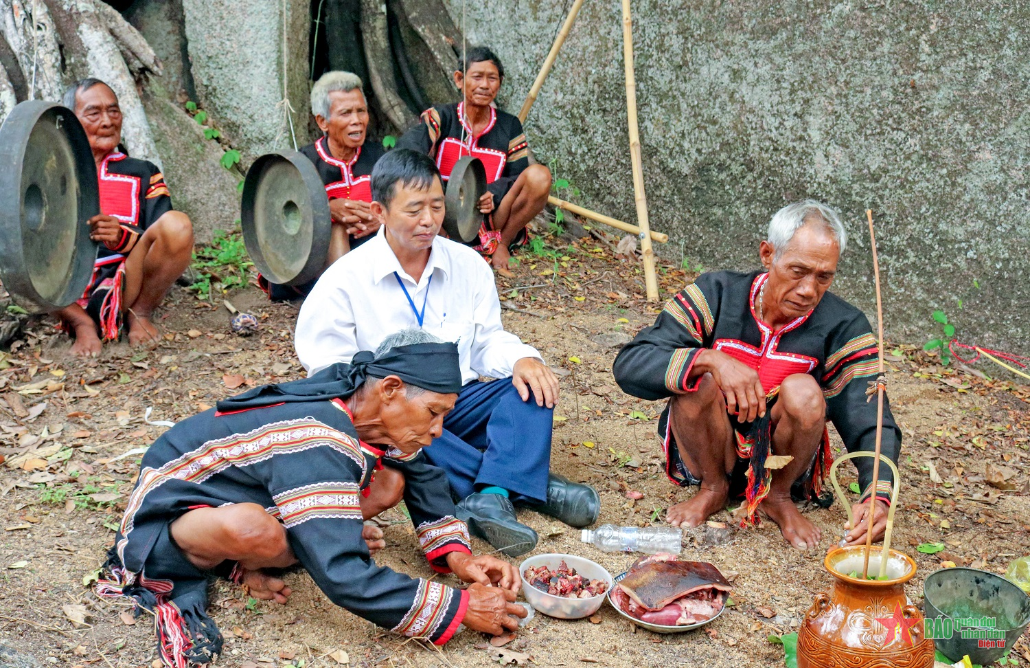 Độc đáo Lễ cúng cầu mưa Yang Pơtao Apui
