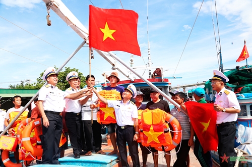 Vùng 4 Hải quân thăm, khám sức khỏe cho gần 100 ngư dân tỉnh Ninh Thuận