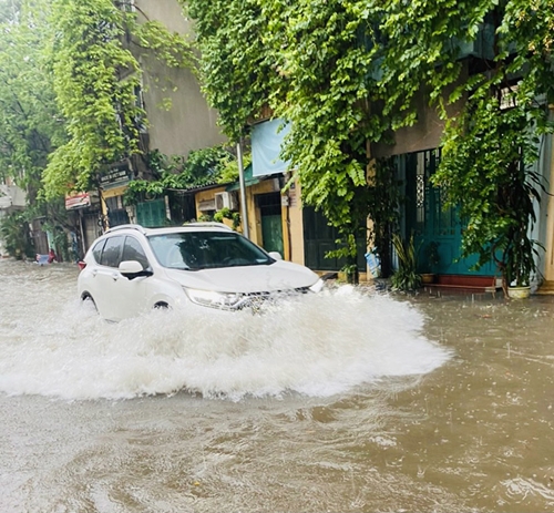 Hà Nội: Mưa lớn nhiều tuyến phố ngập sâu trong nước