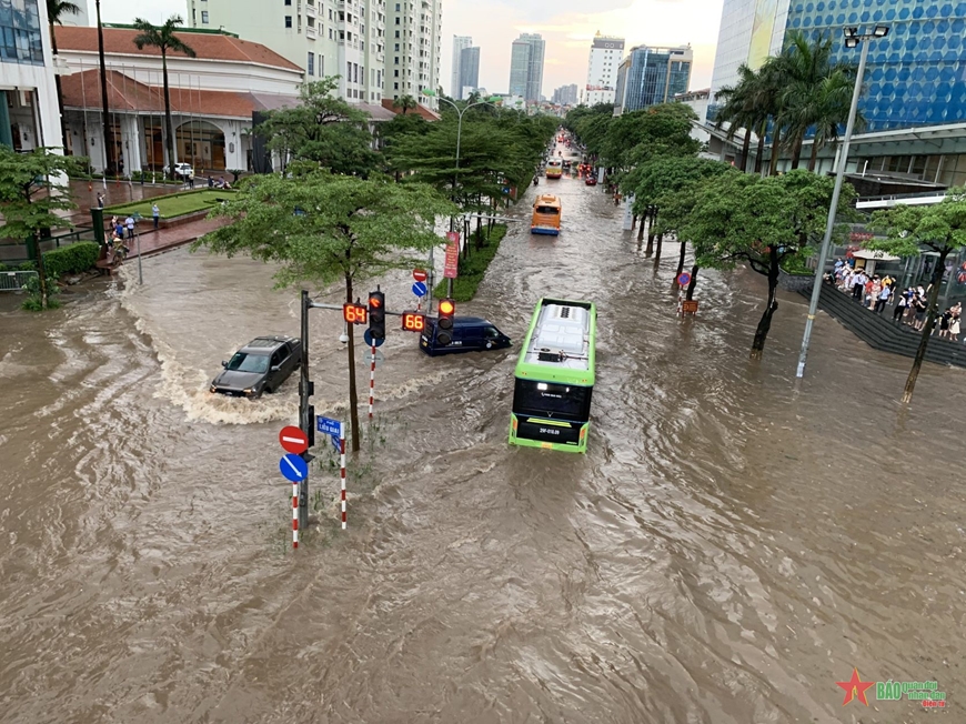 Vì sao Hà Nội  cứ mưa là ngập?