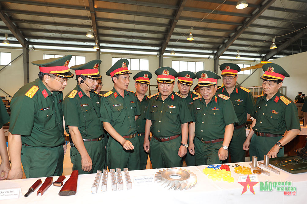 Thượng tướng Lê Huy Vịnh kiểm tra và làm việc tại Nhà máy Z133