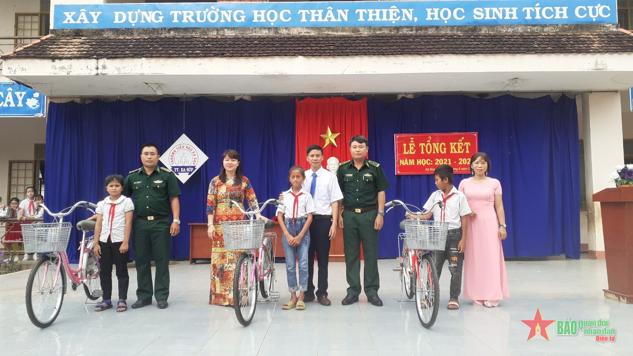 Trao xe đạp tặng học sinh vượt khó học giỏi