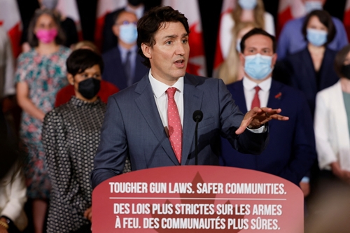 Canada ban hành luật cấm mua bán súng ngắn và đồ chơi giống súng