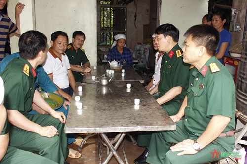 Thăm hỏi gia đình có người bị tử vong do sạt lở đất tại huyện Đồng Hỷ, tỉnh Thái Nguyên