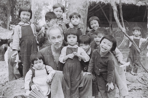 Bác Hồ thăm lớp mẫu giáo tại chiến khu Việt Bắc