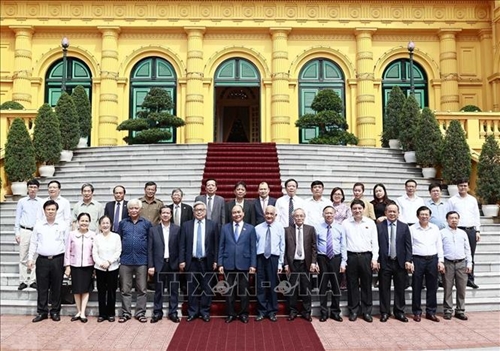  Chủ tịch nước Nguyễn Xuân Phúc gặp mặt thân mật Đoàn đại biểu Hội Khoa học lịch sử Việt Nam