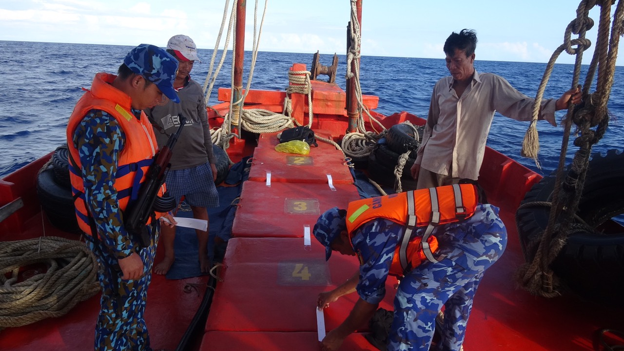 Cảnh sát biển bắt giữ hai tàu vận chuyển hơn 110.000 lít dầu DO không rõ nguồn gốc

