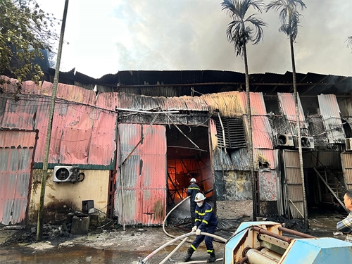 Cháy ở Hà Nội: Kịp thời dập tắt đám cháy ở Long Biên