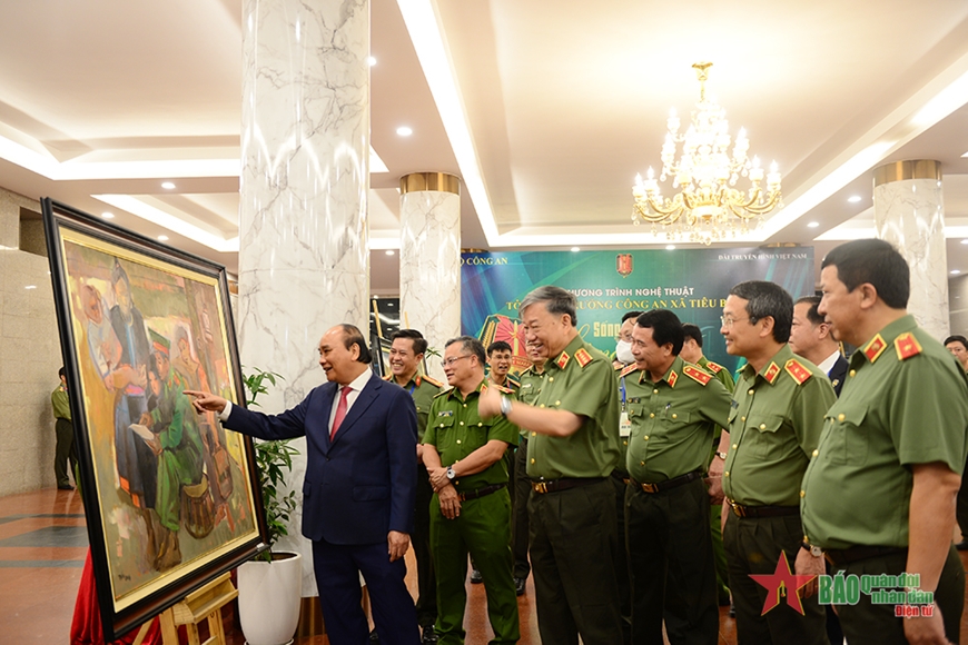 Chủ tịch nước Nguyễn Xuân Phúc dự giao lưu, tôn vinh trưởng công an xã tiêu biểu