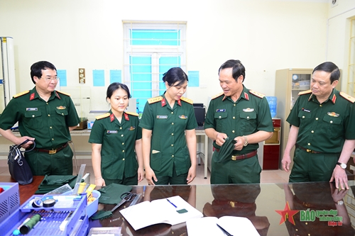 Thượng tướng Vũ Hải Sản kiểm tra Viện Nghiên cứu Quân nhu