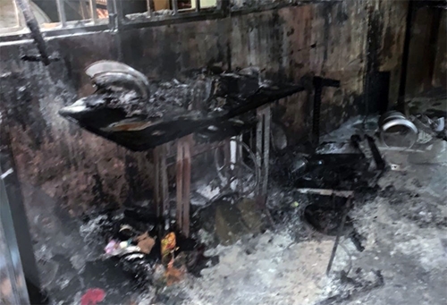Cháy ở Hà Nội: Giúp 5 người thoát khỏi đám cháy trong đêm ở Hoàng Mai