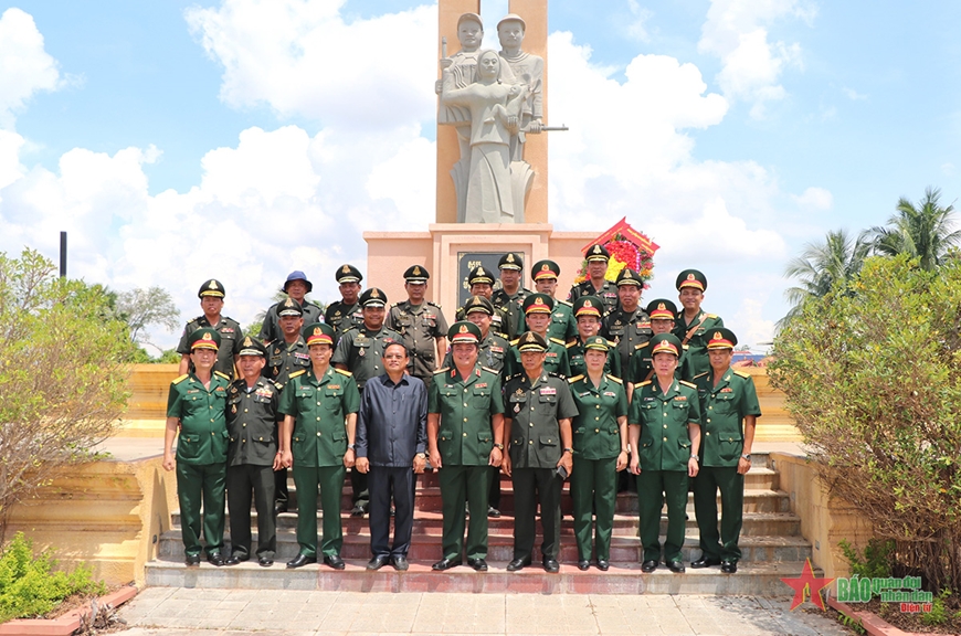 Hãy trải nghiệm văn hóa quân đội của Campuchia thông qua những hình ảnh đẹp và chân thực. Tìm hiểu về cách mà đại đội quân của Quân khu 7 trang bị, đào tạo và thực hiện các tác vụ quân sự đầy cam go.
