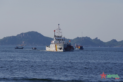 Tàu KN465, Chi đội Kiểm ngư số 4 lai kéo tàu cá an toàn