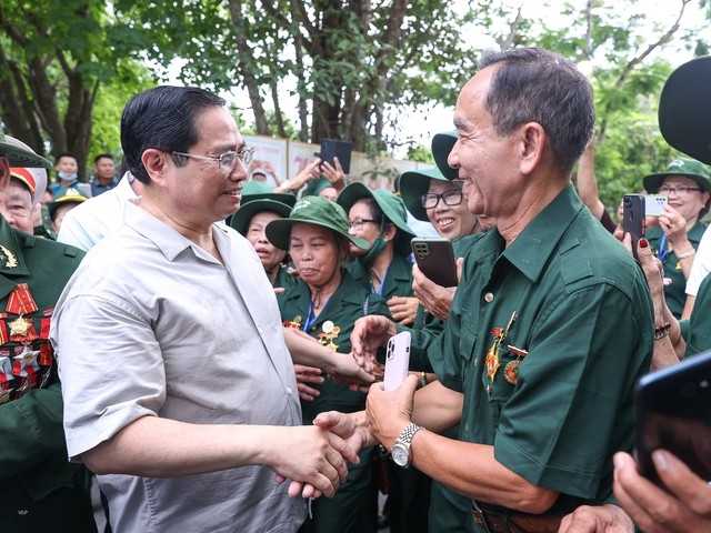 Thủ tướng Phạm Minh Chính dâng hương tưởng nhớ các Anh hùng liệt sĩ; thăm gia đình chính sách tại Hà Tĩnh