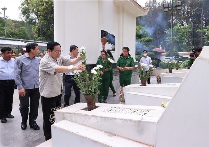 Thủ tướng Phạm Minh Chính dâng hương tưởng nhớ các Anh hùng liệt sĩ; thăm gia đình chính sách tại Hà Tĩnh