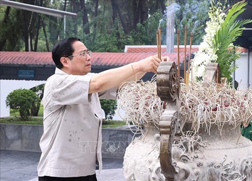 Thủ tướng Phạm Minh Chính dâng hương tưởng nhớ các Anh hùng liệt sĩ; thăm gia đình chính sách tại Hà Tĩnh