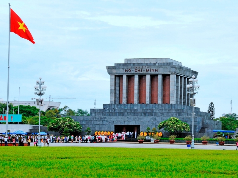 Hãy đến tham quan lễ viếng Chủ tịch Hồ Chí Minh để tưởng nhớ người anh hùng vĩ đại đã đem lại độc lập cho đất nước. Cảm nhận không khí trang trọng và đầy cảm xúc của nghĩa trang này và truyền lửa tình yêu đất nước trong lòng bạn.