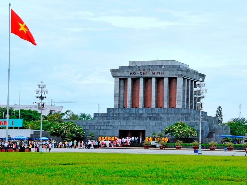 Viếng Chủ tịch Hồ Chí Minh: Hân hoan mừng ngày sinh Chủ tịch Hồ Chí Minh, hãy đến dâng hoa tưởng nhớ và viếng thăm địa danh trọng yếu - Nhà Rồng và lăng Chủ tịch. Hình ảnh này sẽ đem lại cho bạn không khí thanh tịnh và lòng biết ơn đối với một người có công cùng đất nước.