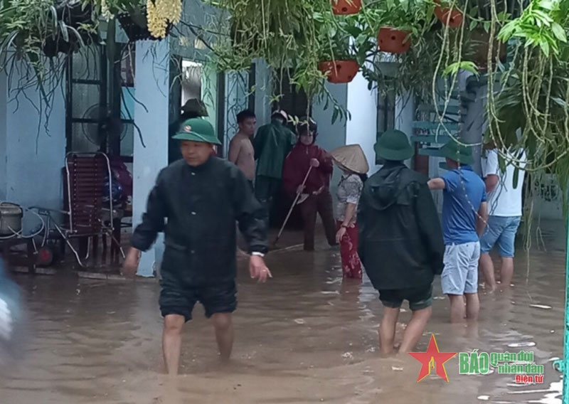 Quân đội, công an và dân quân ứng phó với mưa lũ