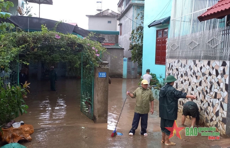 Quân đội, công an và dân quân ứng phó với mưa lũ