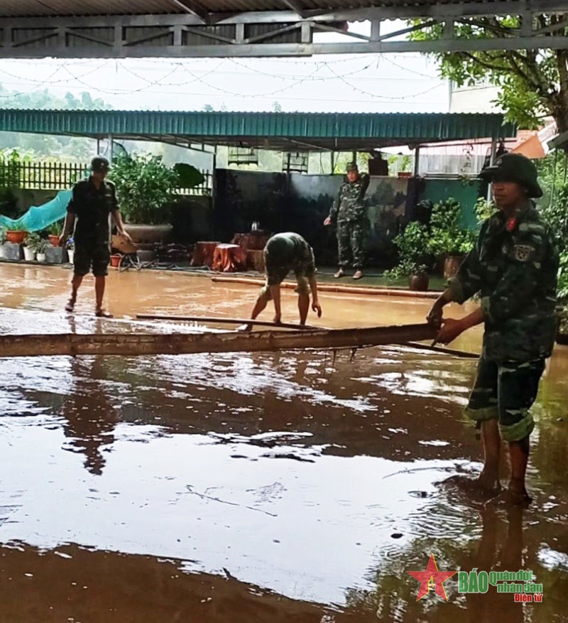 Quân đội, công an và dân quân ứng phó với mưa lũ
