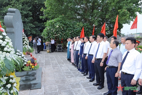 Dâng hương tưởng niệm 64 giáo viên, học sinh hy sinh trên công trường đắp đê sông Mã
