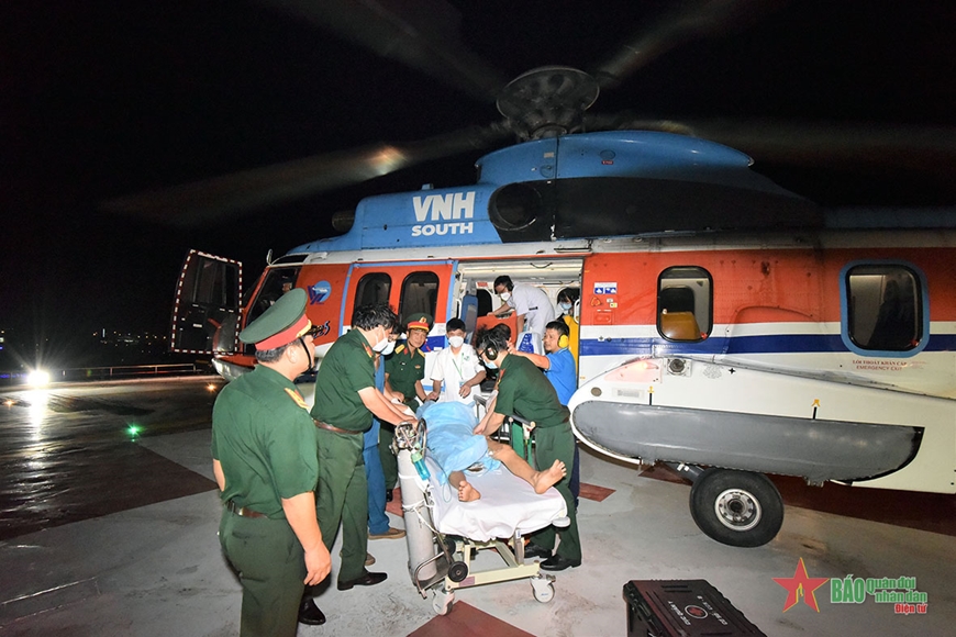 Chuyển bệnh nhân bệnh nặng từ đảo Song Tử Tây về đất liền bằng trực thăng