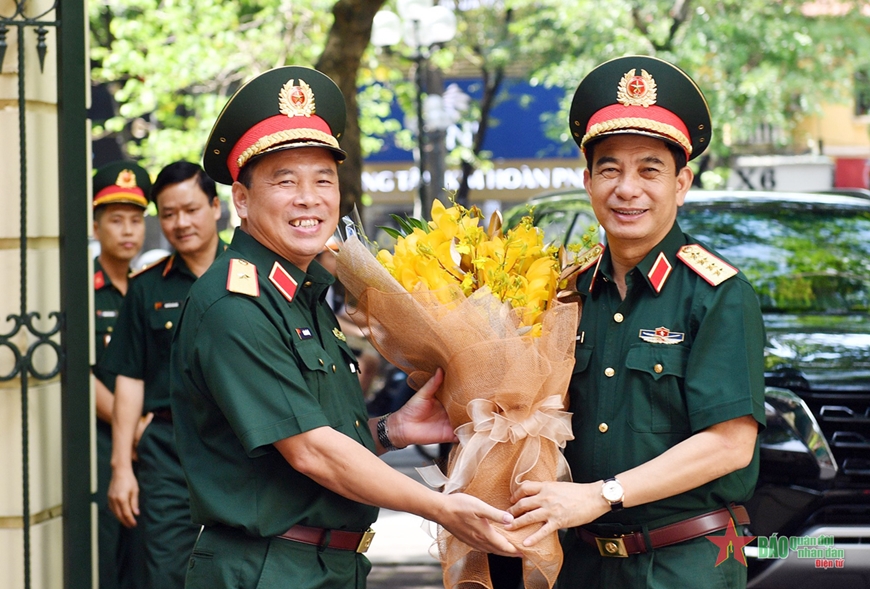 Đại tướng Phan Văn Giang là một trong những tướng quân hiện đại và uy tín nhất của Quân đội nhân dân Việt Nam. Hãy cùng xem các hình ảnh liên quan để hiểu thêm về đời tư, sự nghiệp, tinh thần cũng như những đóng góp của Đại tướng Phan Văn Giang cho sự bảo vệ đất nước.
