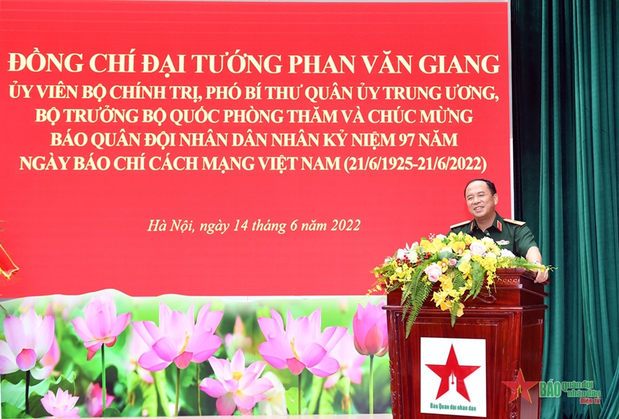 Đại tướng Phan Văn Giang: Đại tướng Phan Văn Giang là một trong những nhân vật quan trọng của Quân đội nhân dân Việt Nam. Hình ảnh về ông sẽ giúp chúng ta hiểu rõ hơn về sự nghiệp và đóng góp của ông trong lịch sử quân đội và đất nước.