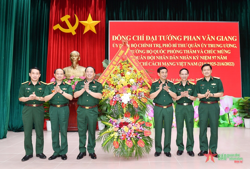 Đại tướng Phan Văn Giang thăm và chúc mừng Báo Quân đội nhân dân, nhân kỷ niệm 97 năm Ngày Báo chí cách mạng Việt Nam