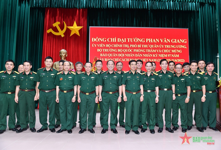 Đại tướng Phan Văn Giang thăm và chúc mừng Báo Quân đội nhân dân, nhân kỷ niệm 97 năm Ngày Báo chí cách mạng Việt Nam