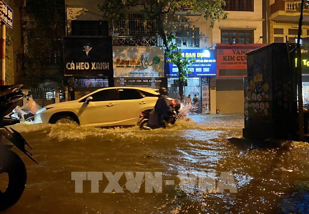 Mưa lớn khiến hơn trăm ngôi nhà bị hư hỏng