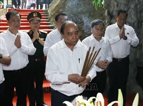 Chủ tịch nước dâng hương tại Đền thờ các Anh hùng liệt sĩ đường 20 Quyết Thắng, Quảng Bình