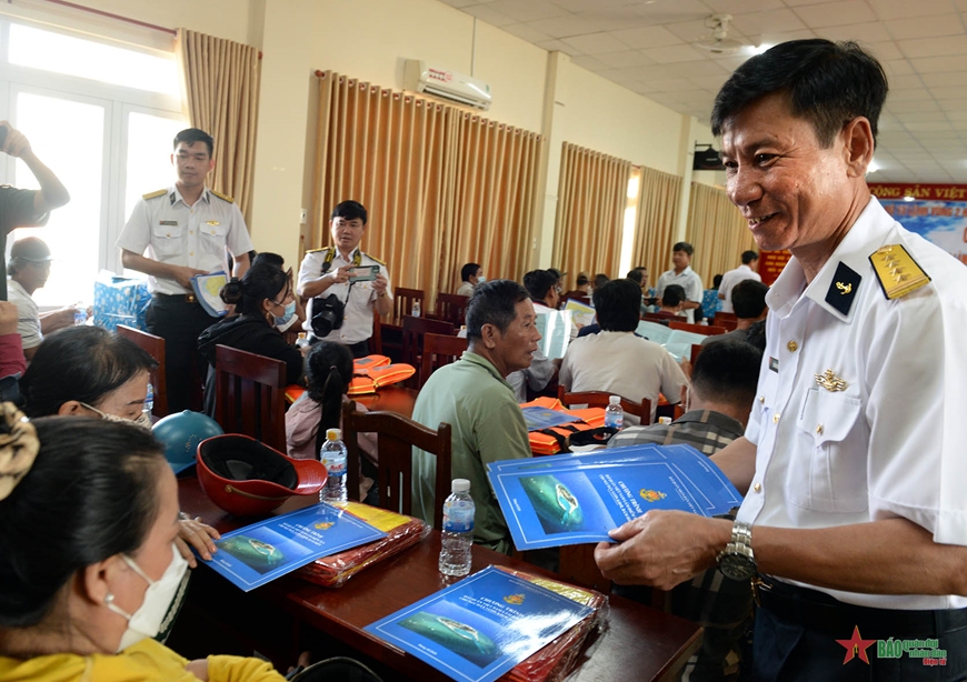 Vùng 2 Hải quân thực hiện chương trình “Hải quân Việt Nam làm điểm tựa cho ngư dân vươn khơi, bám biển”
