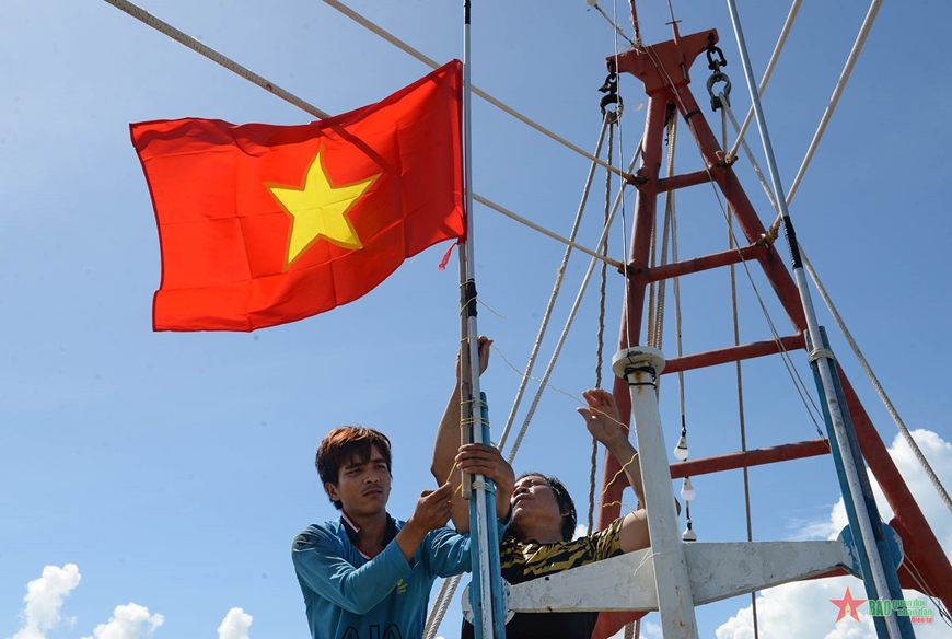 Vùng 2 Hải quân thực hiện chương trình “Hải quân Việt Nam làm điểm tựa cho ngư dân vươn khơi, bám biển”