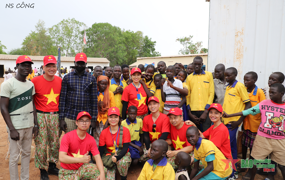 Bác sĩ mũ nồi xanh mang niềm vui cho các em nhỏ Nam Sudan