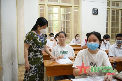 Sĩ tử Hà Nội làm thủ tục dự thi vào lớp 10