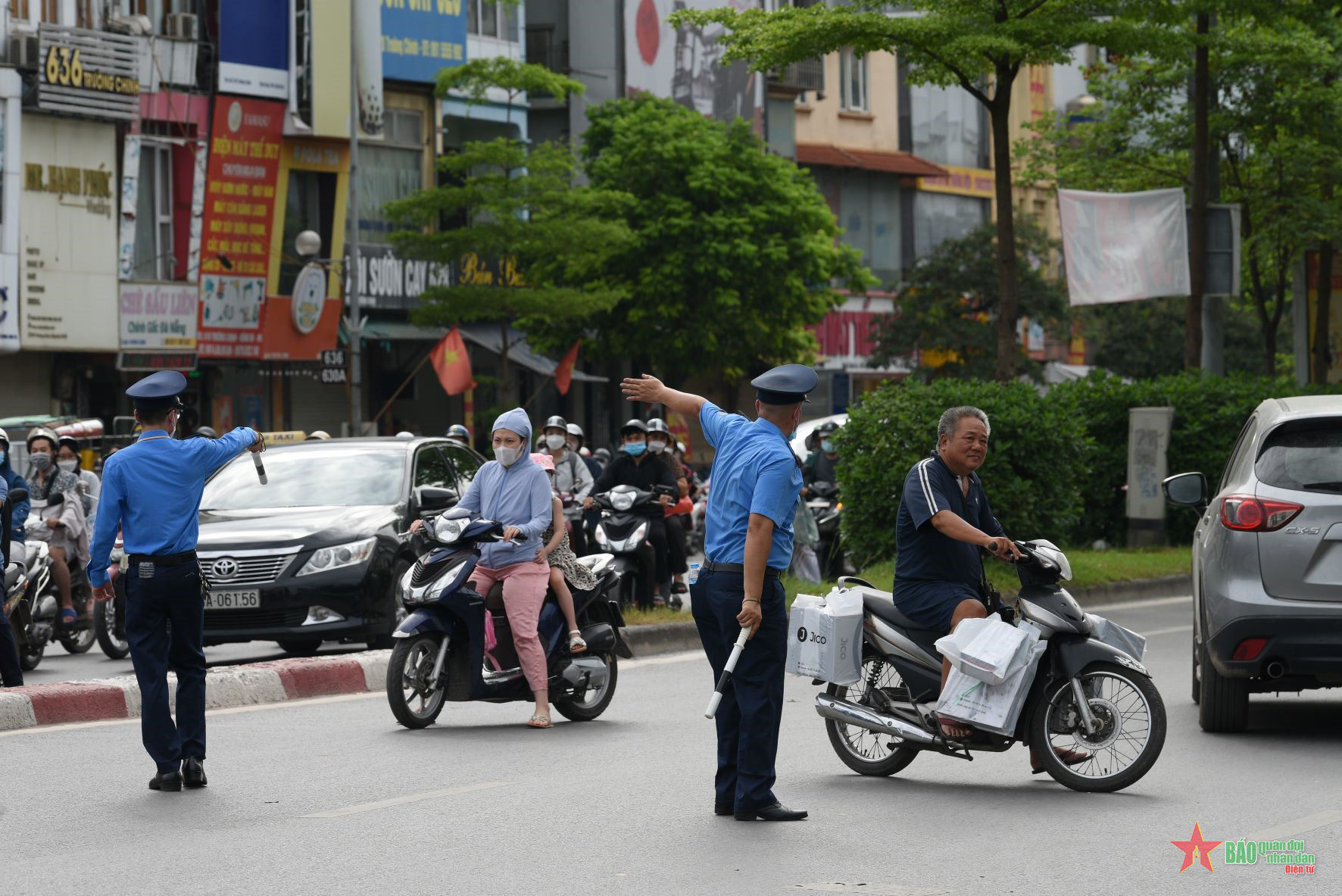 Hà Nội: Thí điểm phân luồng giao thông, nhiều phương tiện cố tình đi sai làn, ngược chiều