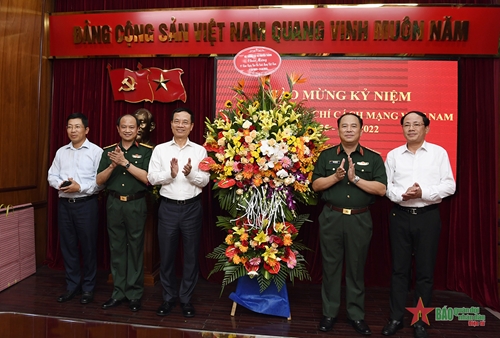 Bộ trưởng Bộ Thông tin và Truyền thông Nguyễn Mạnh Hùng thăm và chúc mừng Báo Quân đội nhân dân